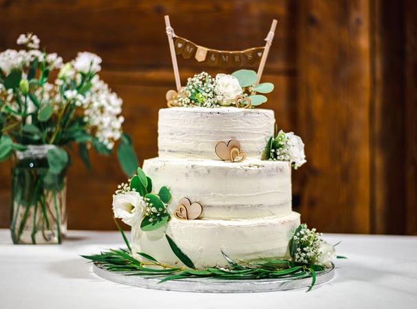 Hochzeitstorte mit Holz-Topper und Blumen – Hochzeit von Romana & Remo