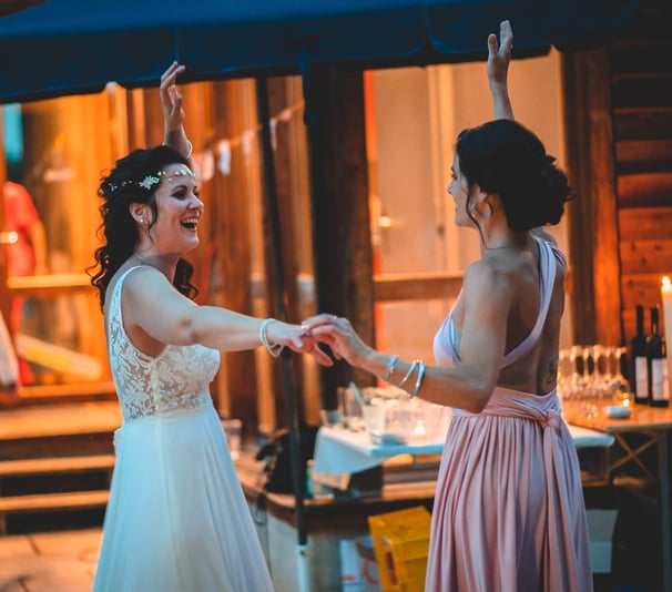 Braut tanzt ausgelassen mit einer Freundin am Abend – Hochzeit von Rege & Sven