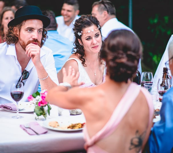 Brautpaar im Gespräch am Hochzeitstisch – Hochzeit von Rege & Sven