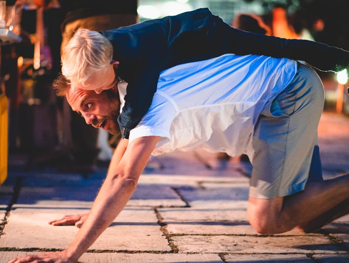 Gäste albern auf der Tanzfläche herum – Hochzeit von Rege & Sven