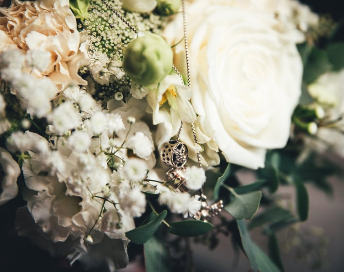 Brautstrauss mit weissen Rosen und Schleierkraut – Hochzeit von Romana & Remo