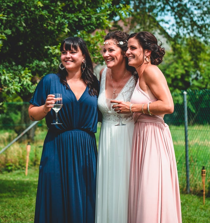 Braut stösst mit zwei Freundinnen im Garten an – Hochzeit von Rege & Sven