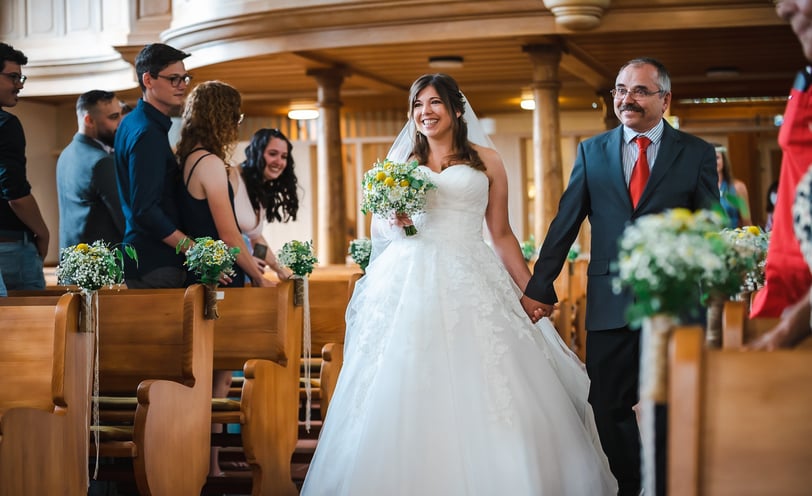 Braut wird durch die Kirche zum Altar geführt – Hochzeit von Misch & Simu