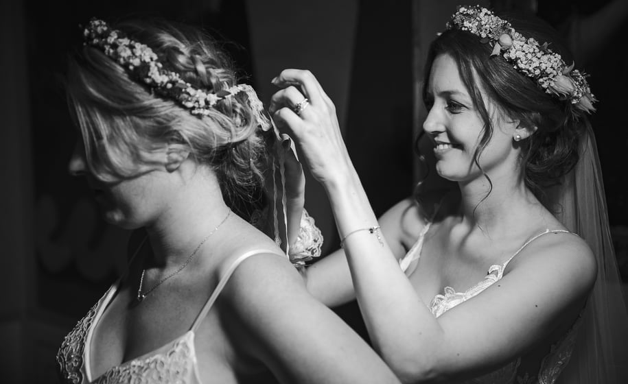 Der Braut wird beim Getting Ready der Blumenkranz gerichtet, Schwarz-Weiss – Hochzeit von Romana & Remo